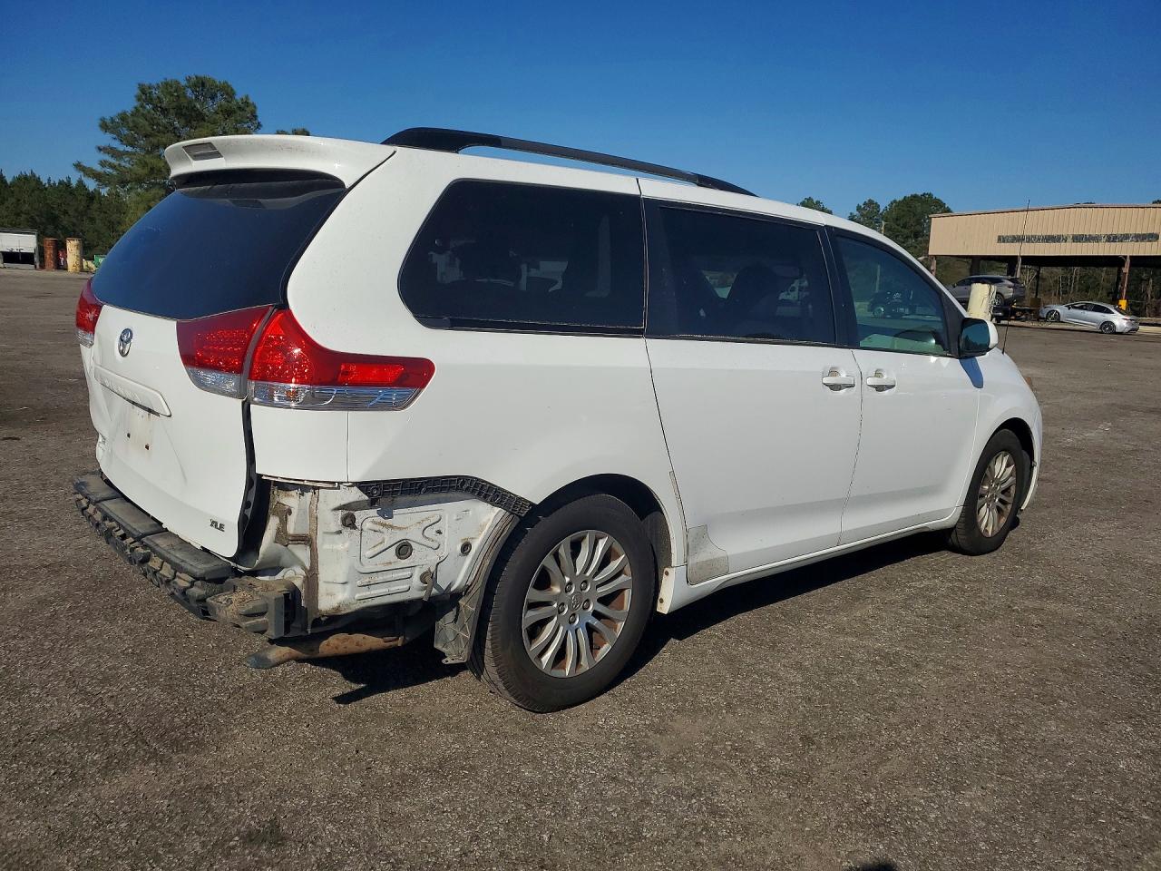 2014 TOYOTA SIENNA XLE 8-PASSENGER photo 3