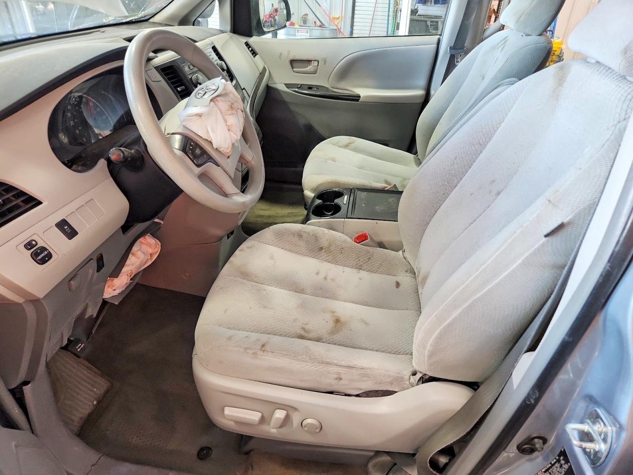 2014 TOYOTA SIENNA LE 8-PASSENGER photo 13