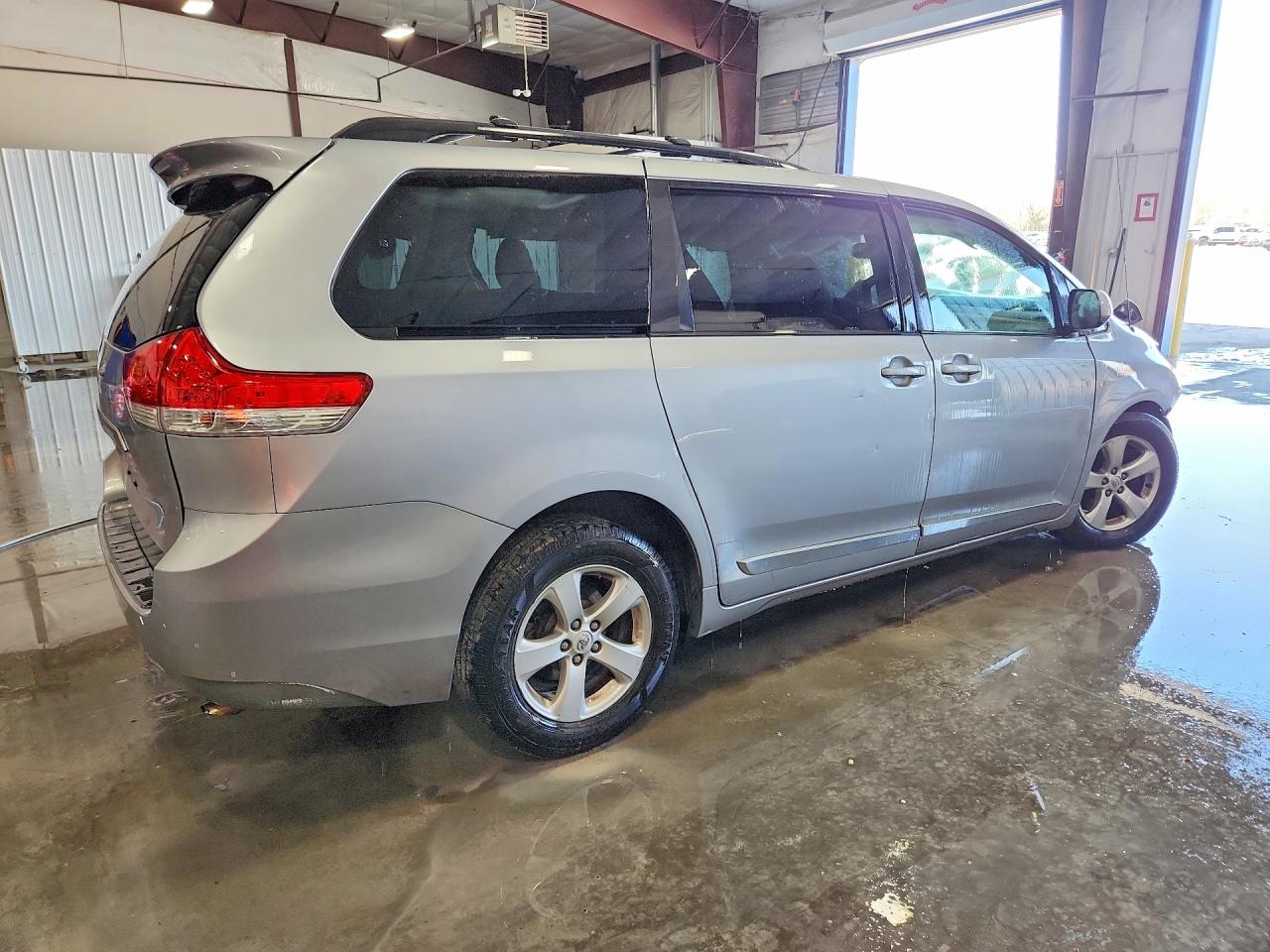 2014 TOYOTA SIENNA LE 8-PASSENGER photo 5