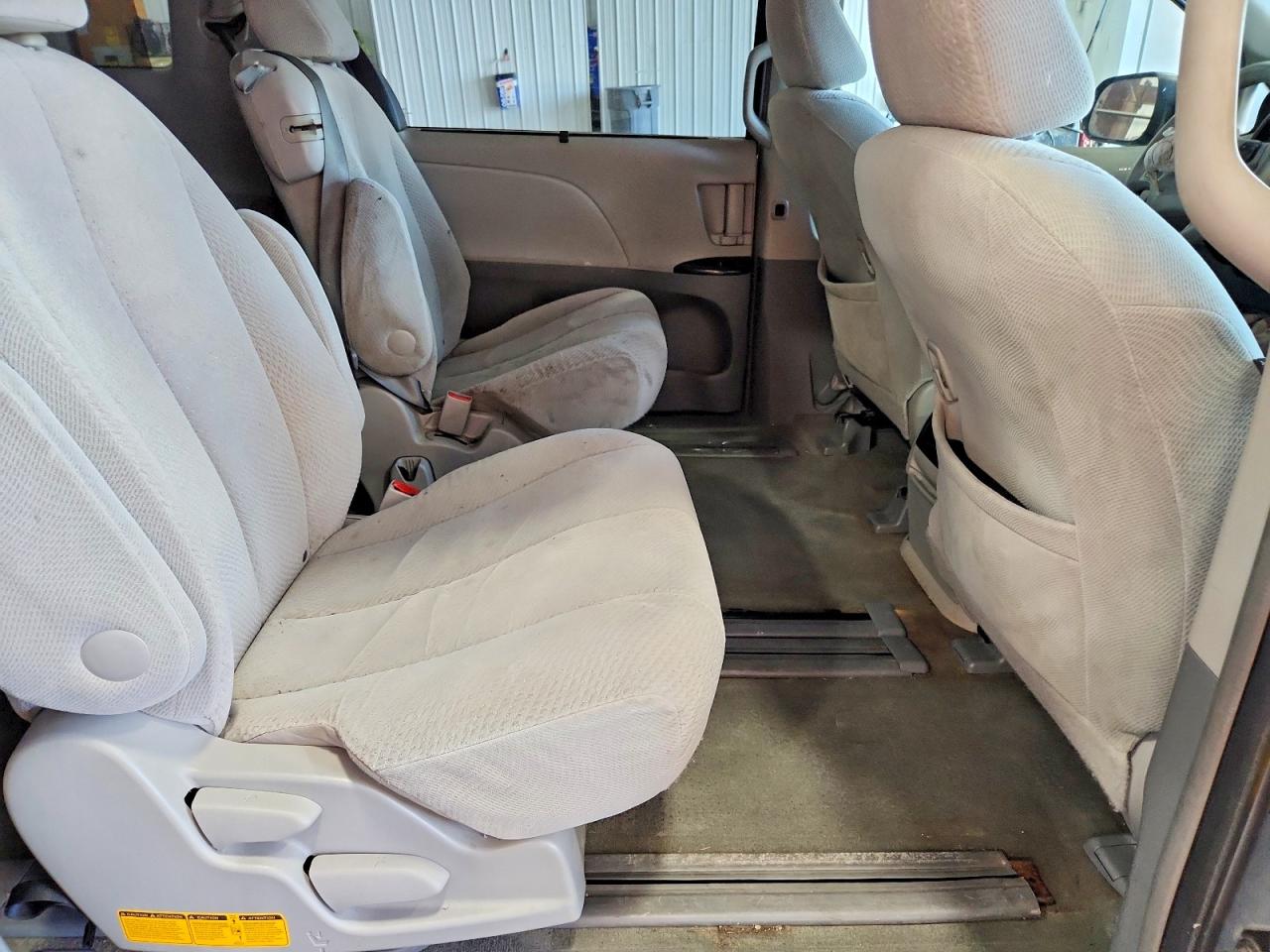 2014 TOYOTA SIENNA LE 8-PASSENGER photo 21