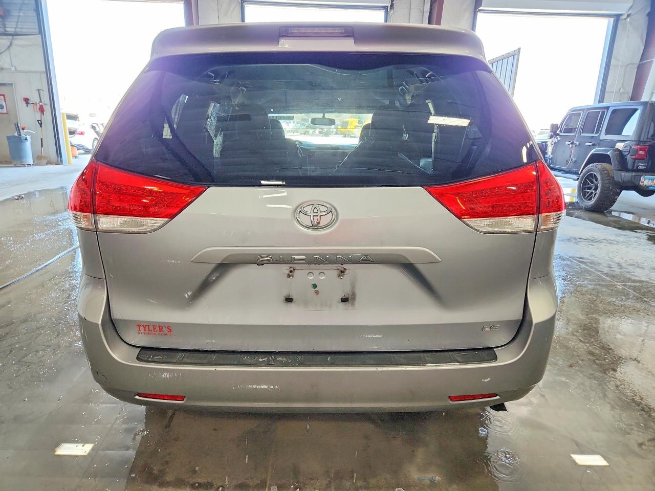 2014 TOYOTA SIENNA LE 8-PASSENGER photo 11