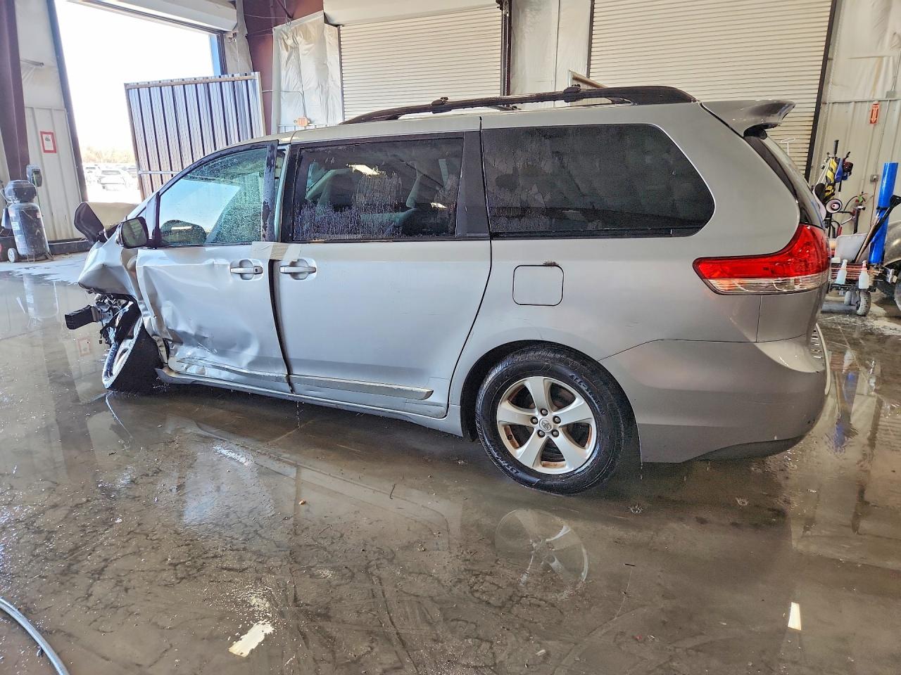 2014 TOYOTA SIENNA LE 8-PASSENGER photo 3