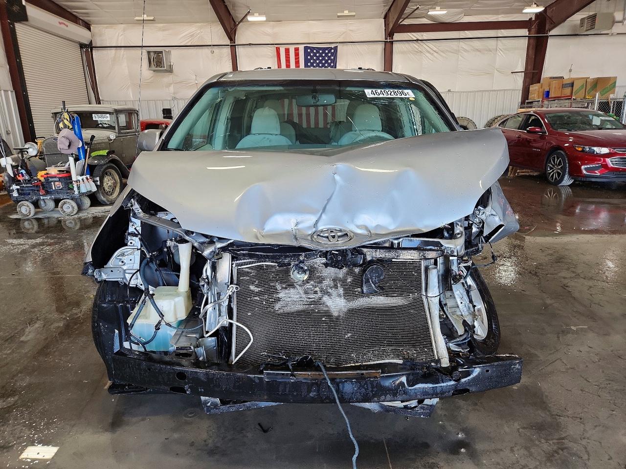 2014 TOYOTA SIENNA LE 8-PASSENGER photo 9