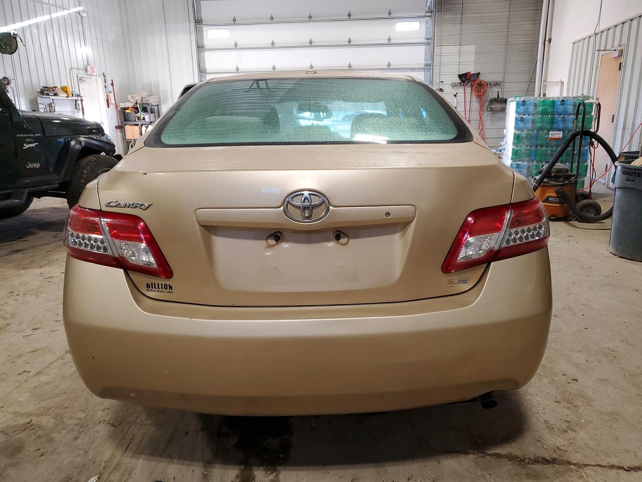 2010 TOYOTA CAMRY LE photo 11