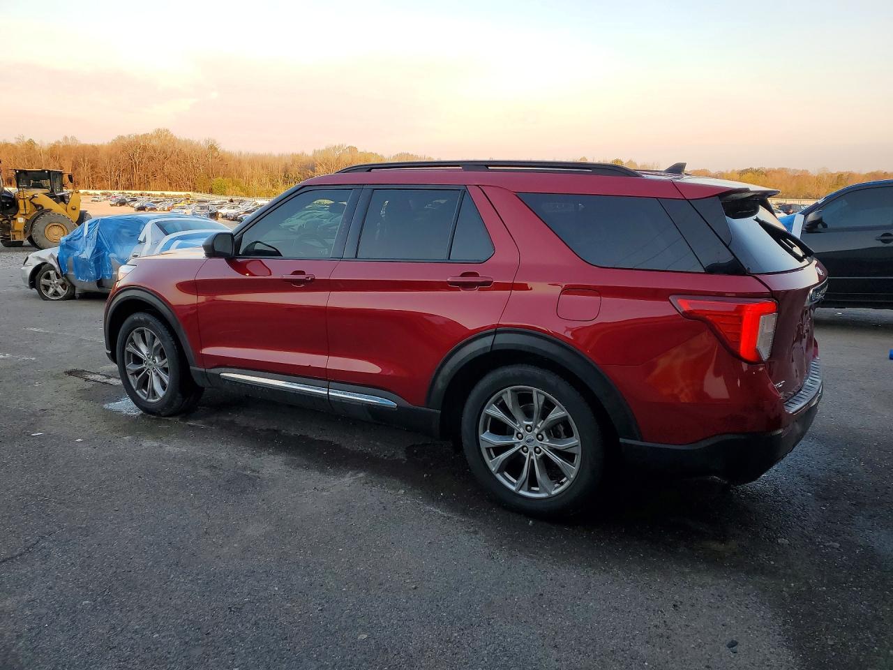 2021 FORD EXPLORER XLT photo 2