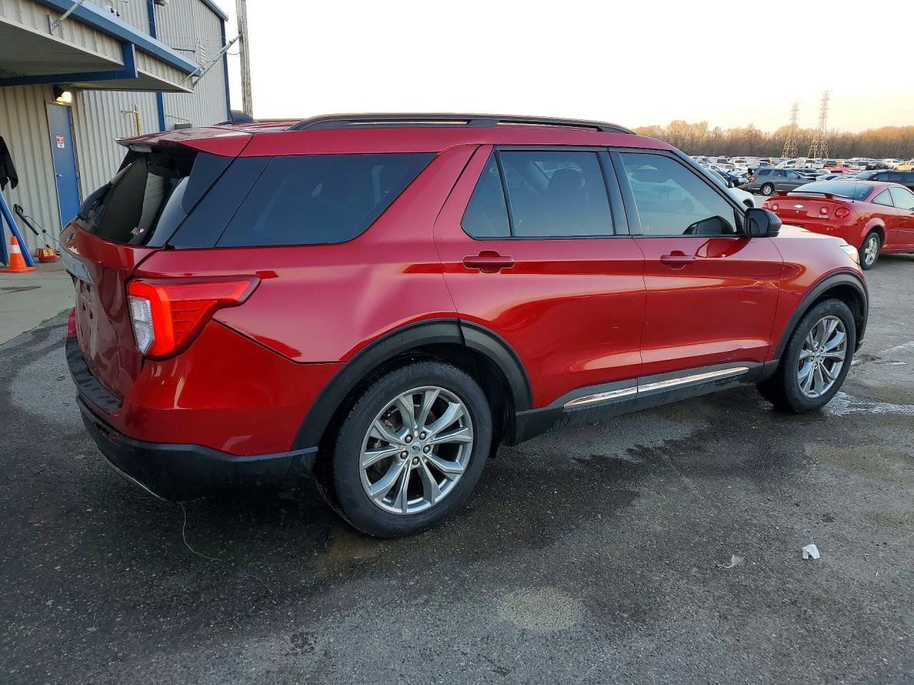 2021 FORD EXPLORER XLT photo 3