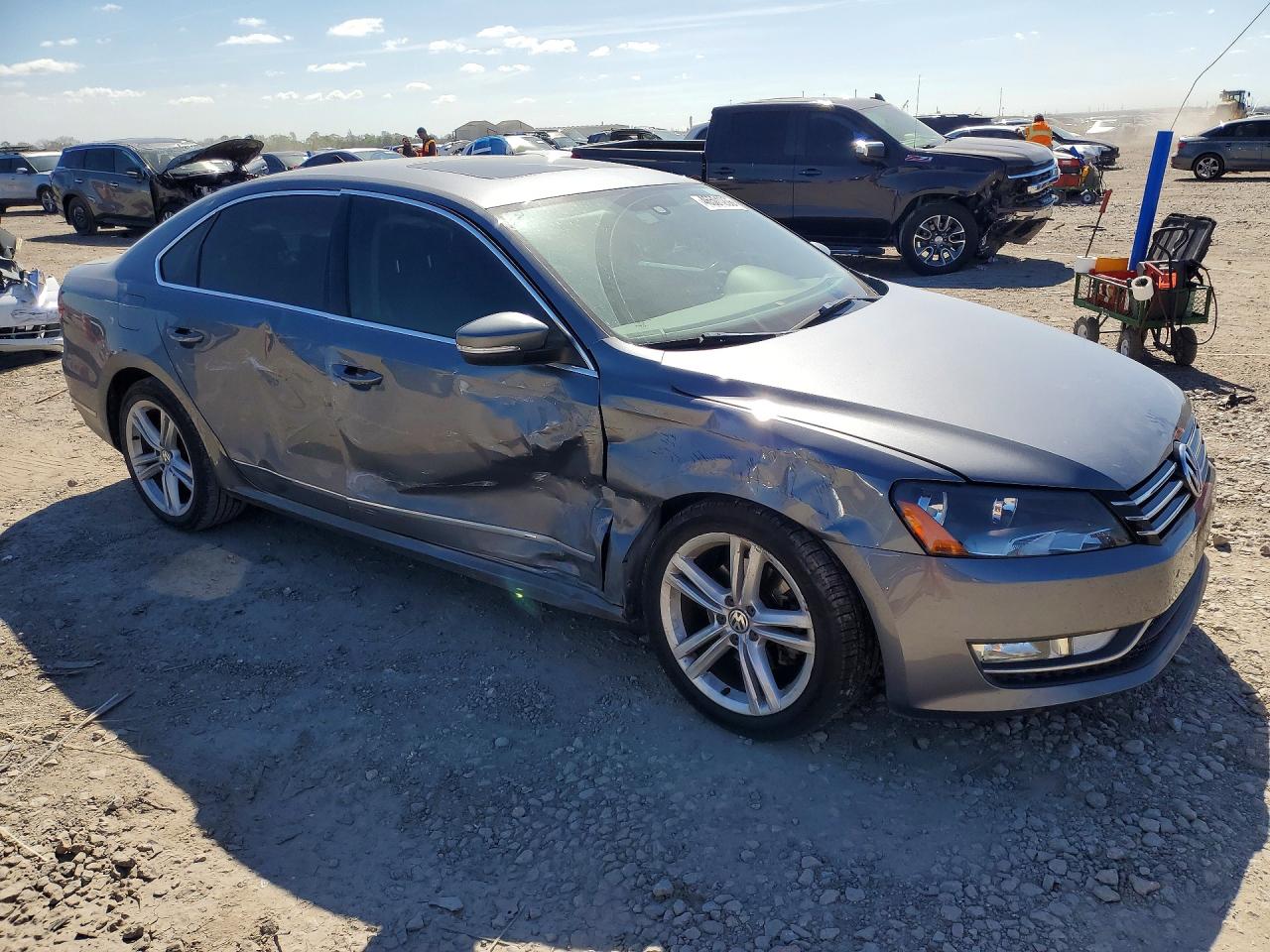 2015 VOLKSWAGEN PASSAT SE photo 4