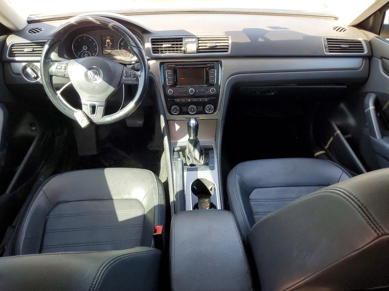 2015 VOLKSWAGEN PASSAT SE photo 8