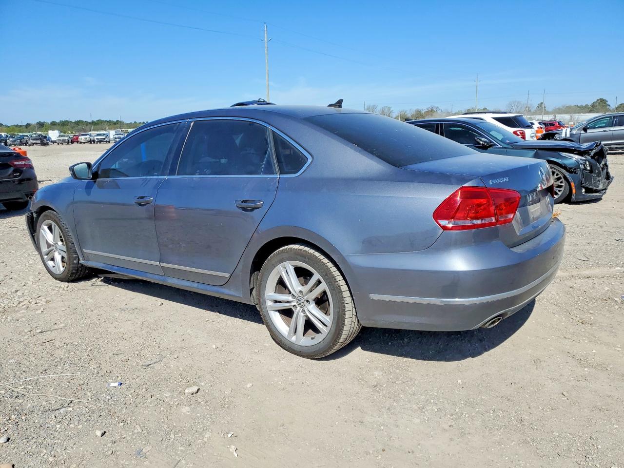 2015 VOLKSWAGEN PASSAT SE photo 2
