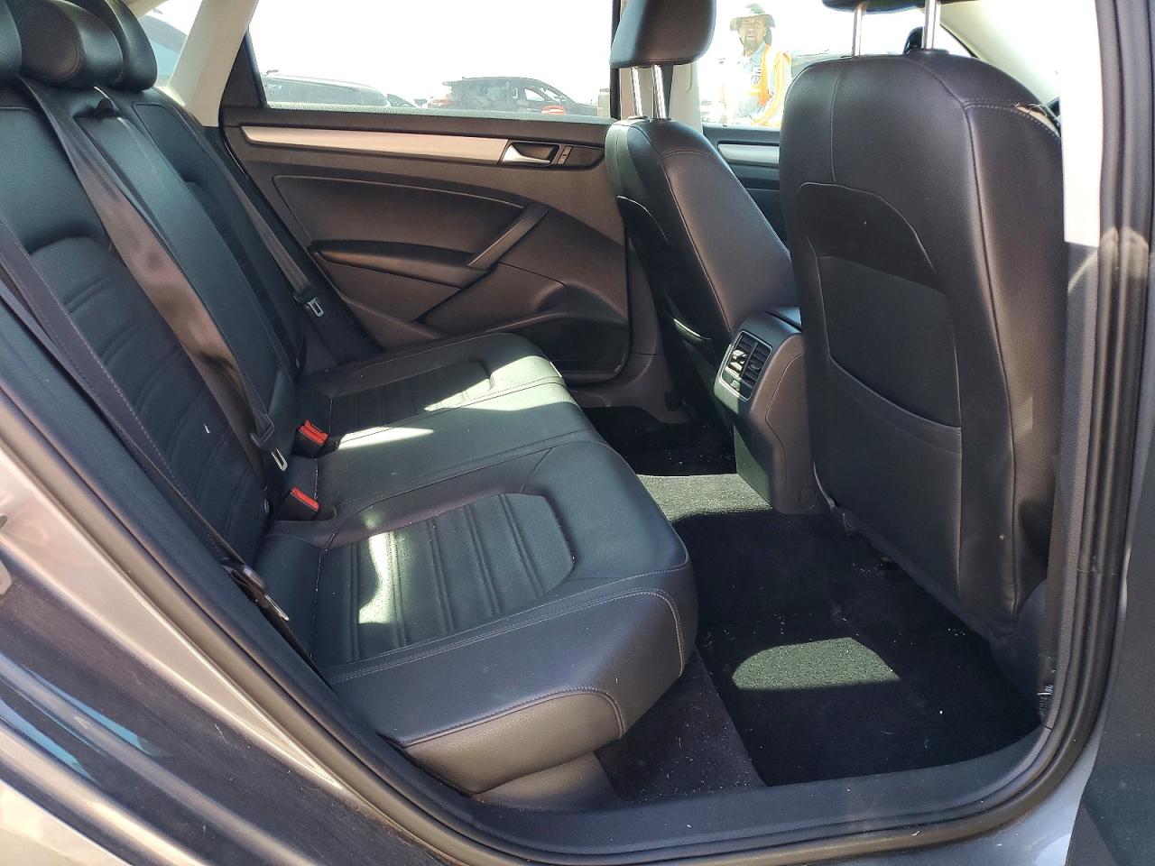 2015 VOLKSWAGEN PASSAT SE photo 10