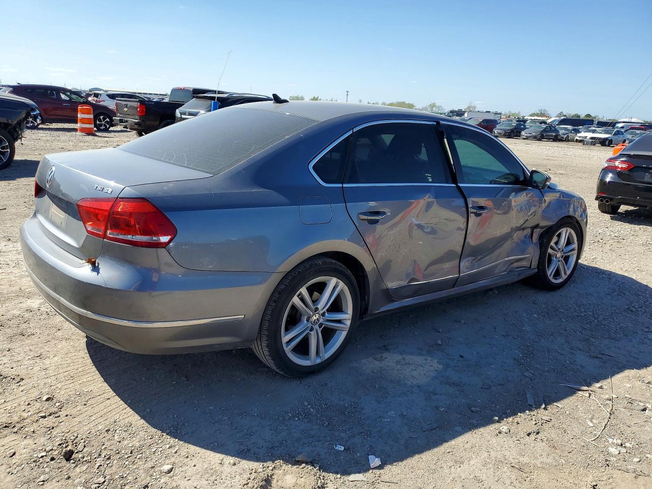 2015 VOLKSWAGEN PASSAT SE photo 3