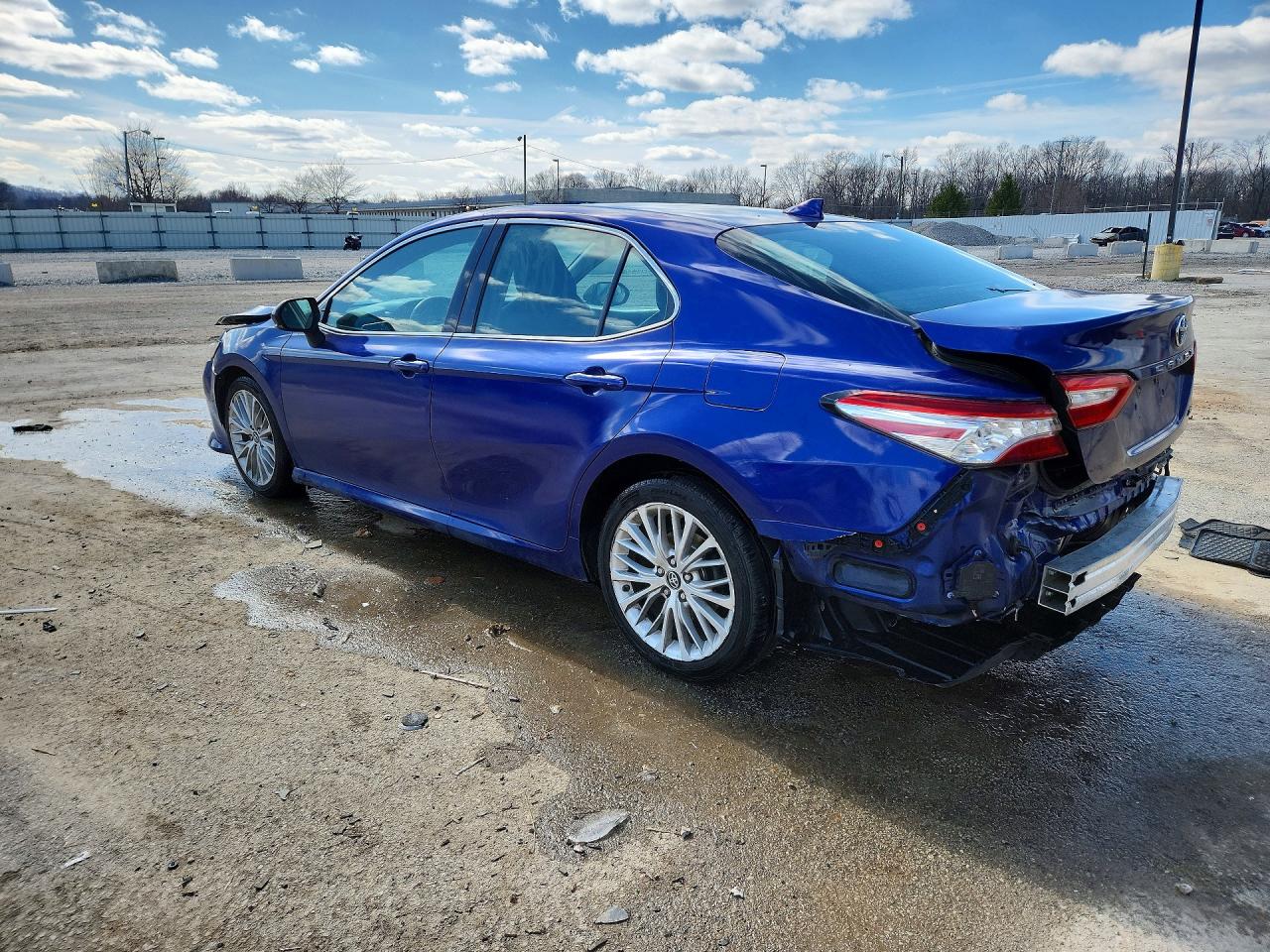 2018 TOYOTA CAMRY XLE photo 2