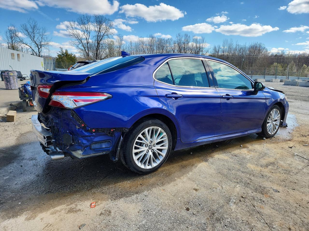 2018 TOYOTA CAMRY XLE photo 3