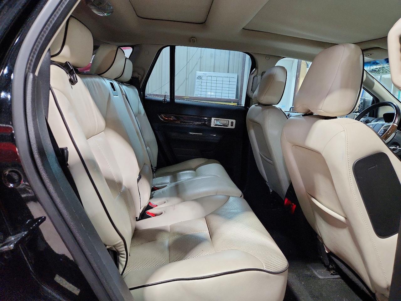 2010 LINCOLN TOWNHOUSE MKX photo 11