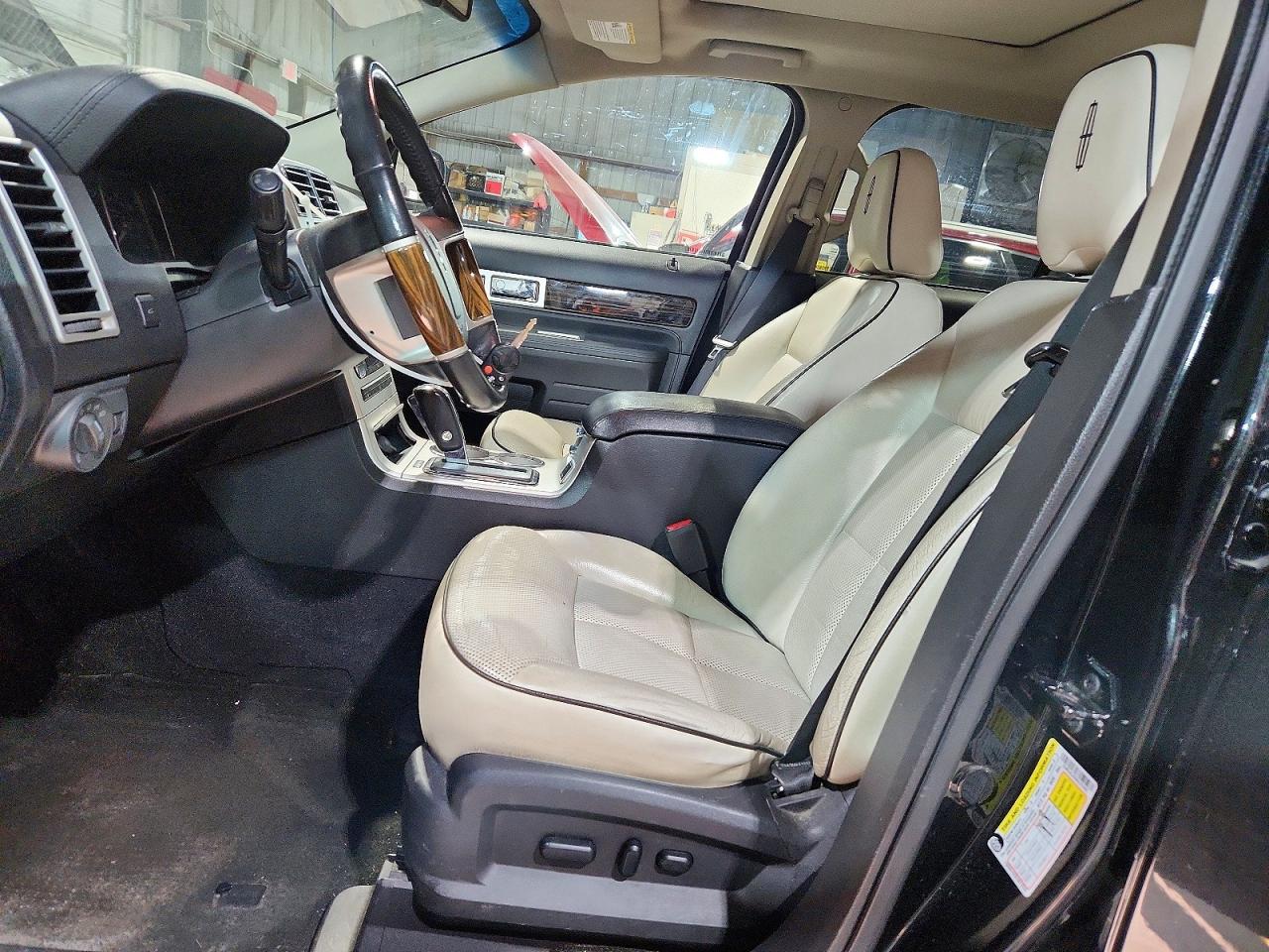 2010 LINCOLN TOWNHOUSE MKX photo 7