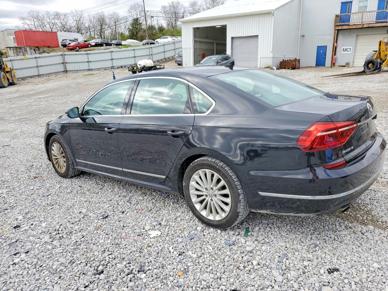 2017 VOLKSWAGEN PASSAT SE photo 3
