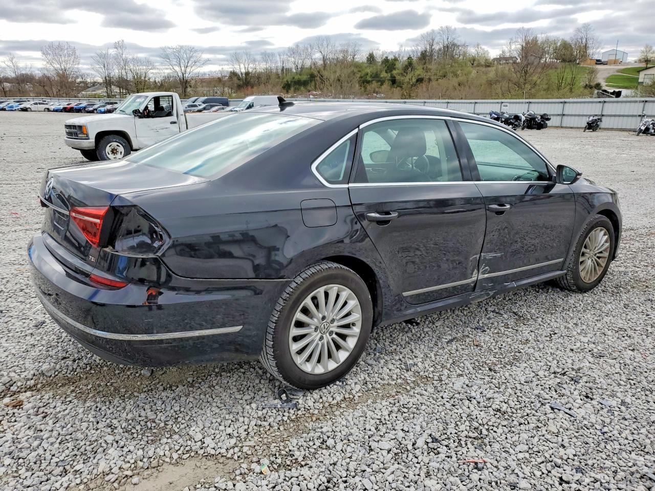 2017 VOLKSWAGEN PASSAT SE photo 5