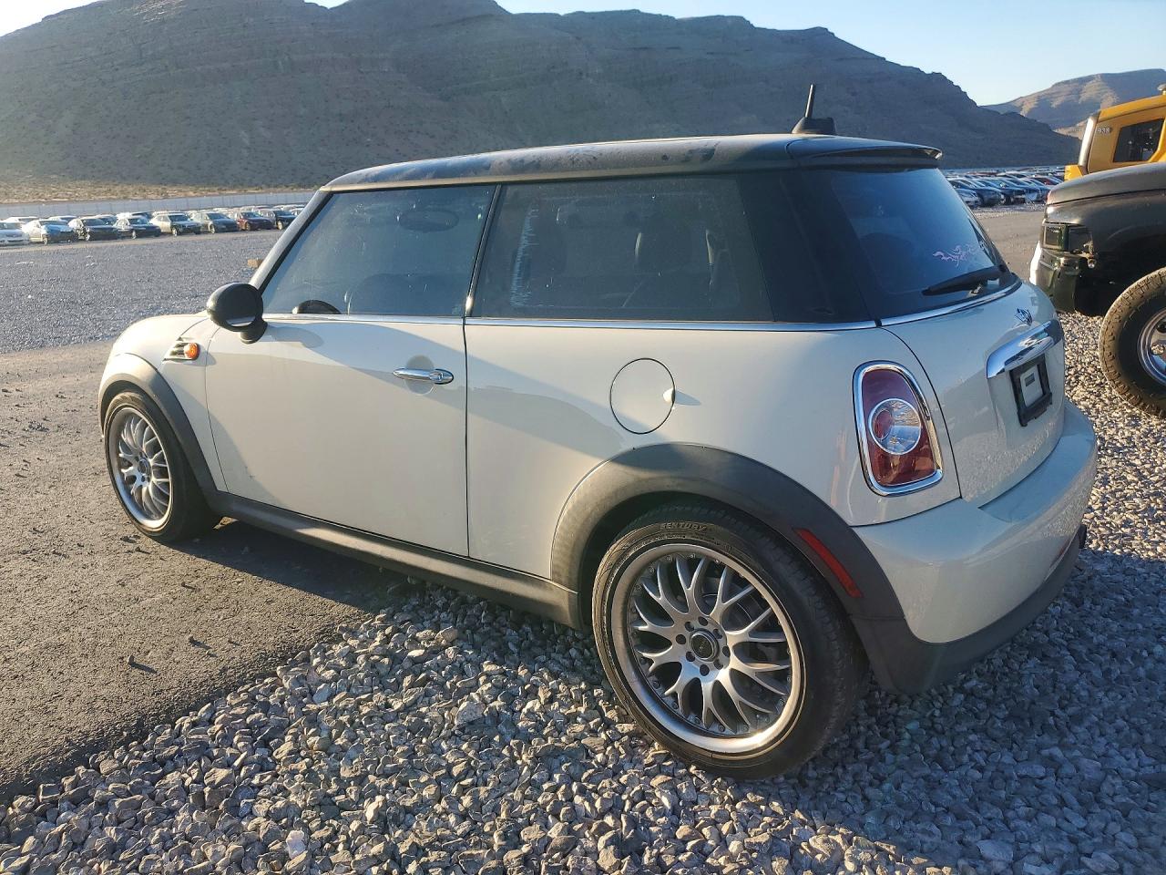 2011 MINI COOPER photo 2