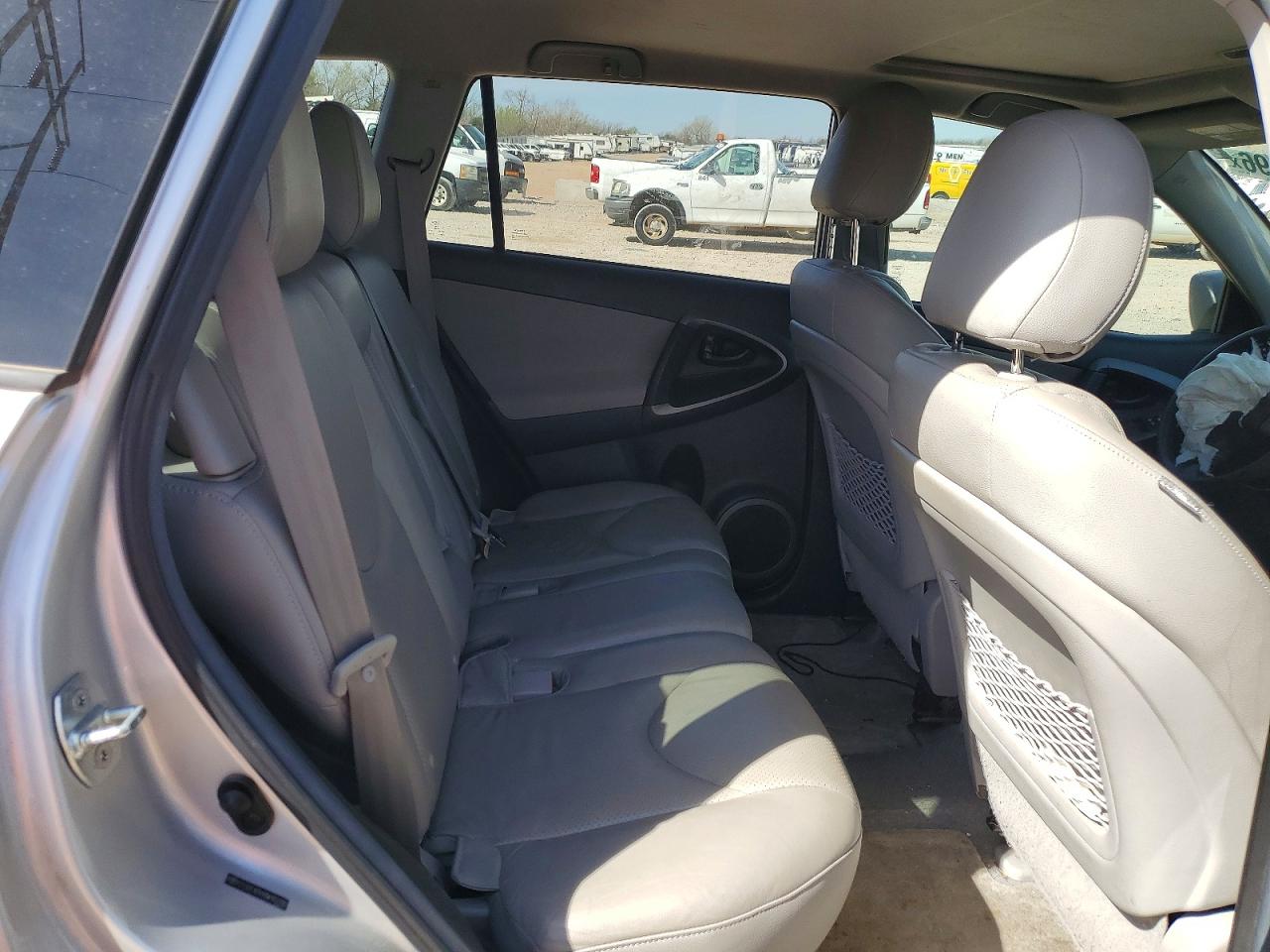 2011 TOYOTA RAV4 BASE photo 31