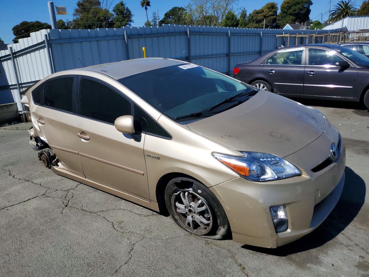 2011 TOYOTA PRIUS THREE photo 4