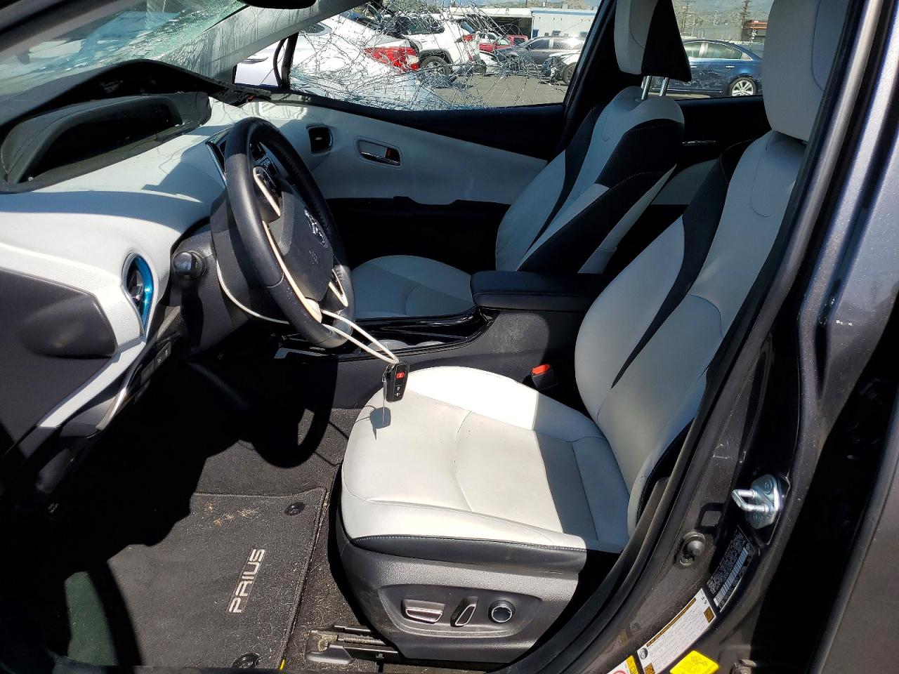 2017 TOYOTA PRIUS FOUR photo 13