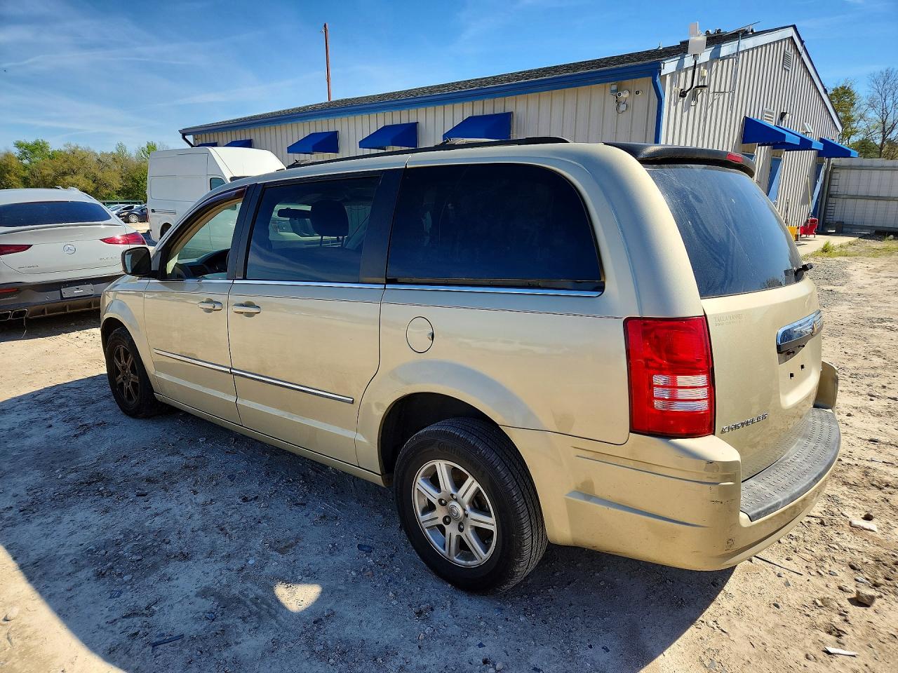 2010 CHRYSLER TOWN & COUNTRY TOURING photo 3