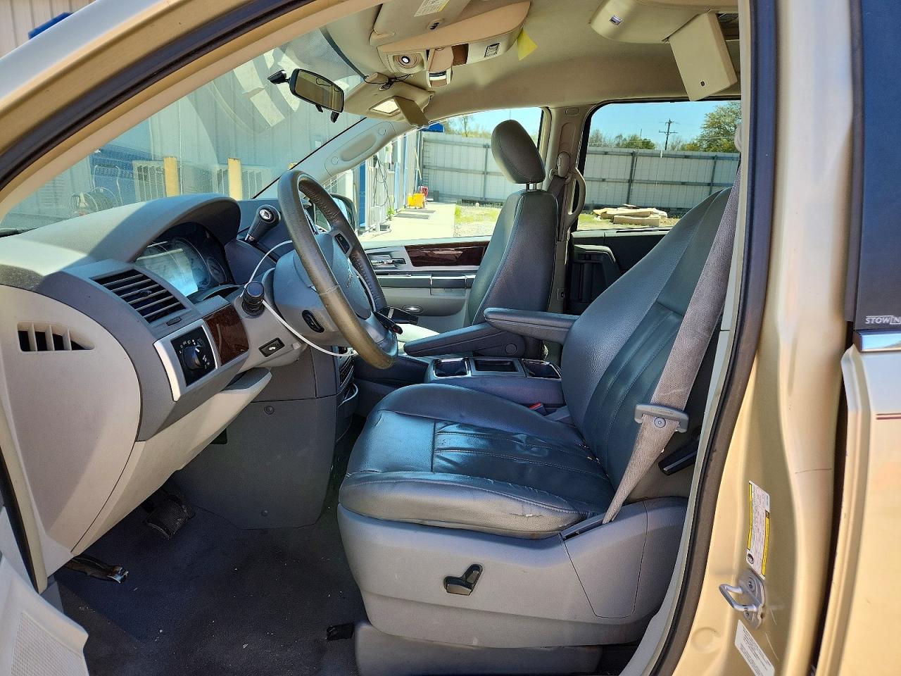 2010 CHRYSLER TOWN & COUNTRY TOURING photo 13