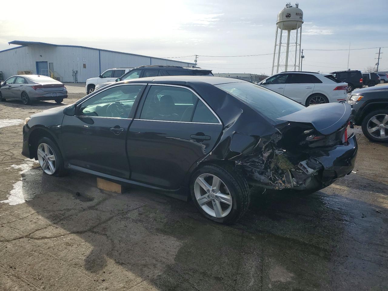 2013 TOYOTA CAMRY SE photo 2