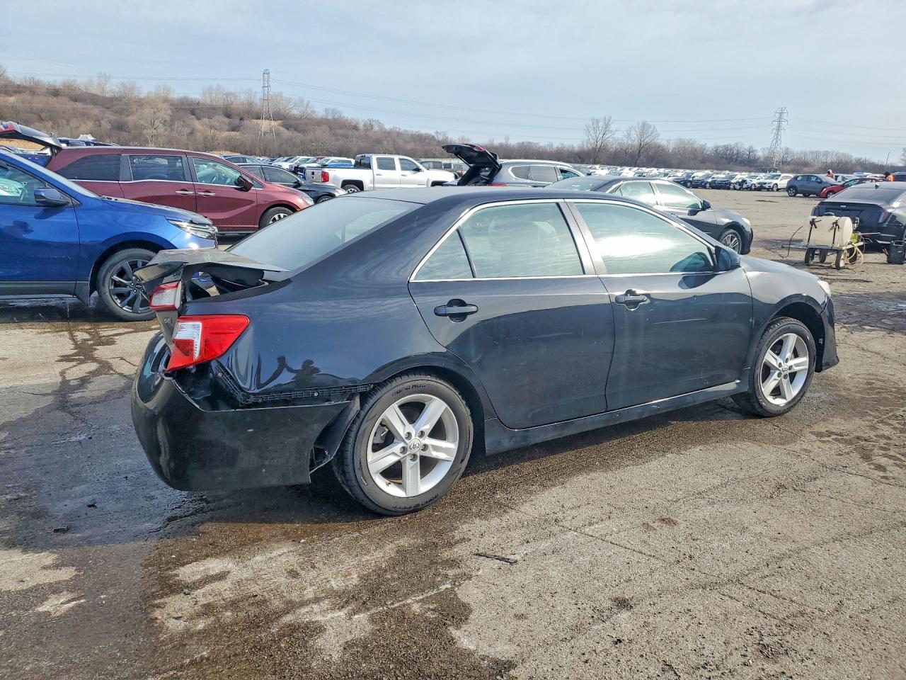 2013 TOYOTA CAMRY SE photo 3