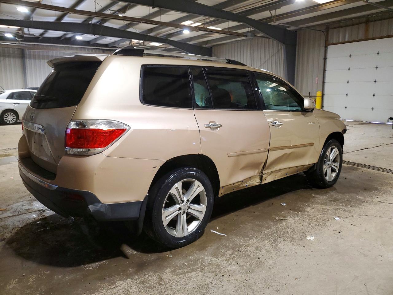 2011 TOYOTA HIGHLANDER photo 3