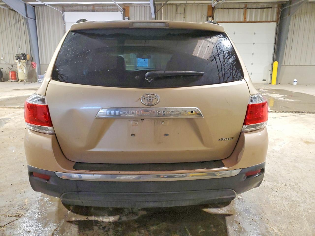 2011 TOYOTA HIGHLANDER photo 6