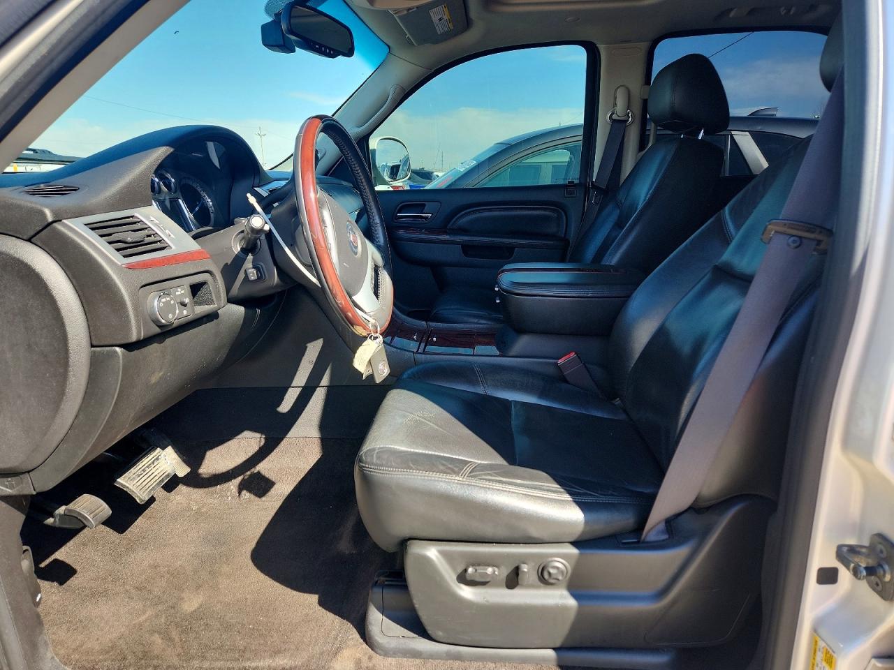 2011 CADILLAC ESCALADE LUXURY photo 19