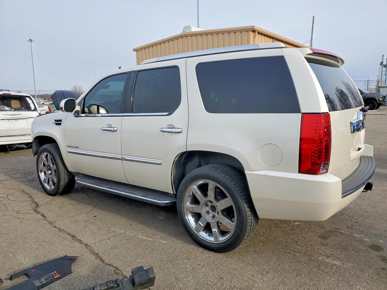 2011 CADILLAC ESCALADE LUXURY photo 4
