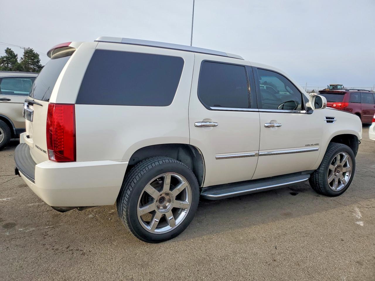2011 CADILLAC ESCALADE LUXURY photo 7