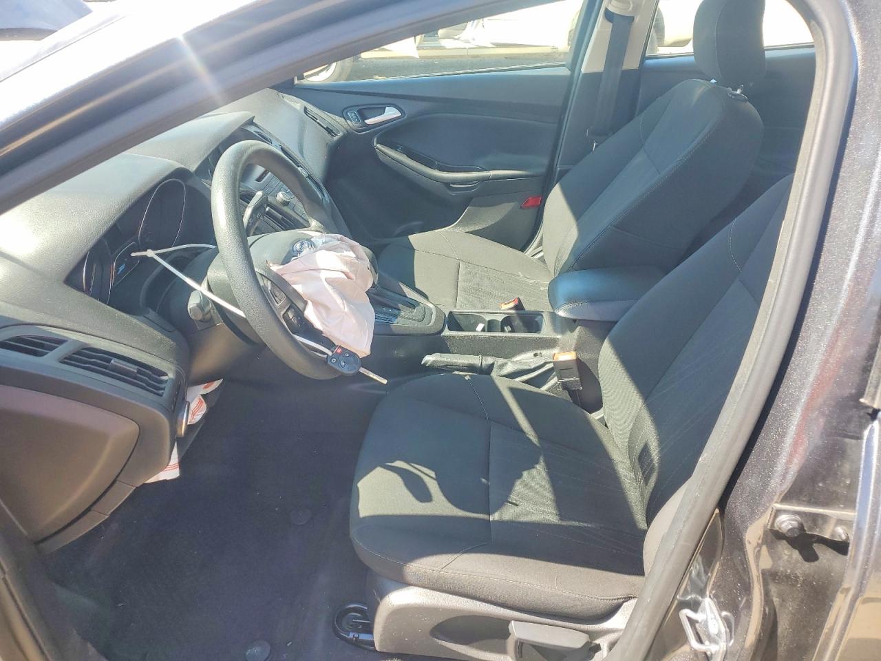 2017 FORD FOCUS SE photo 13