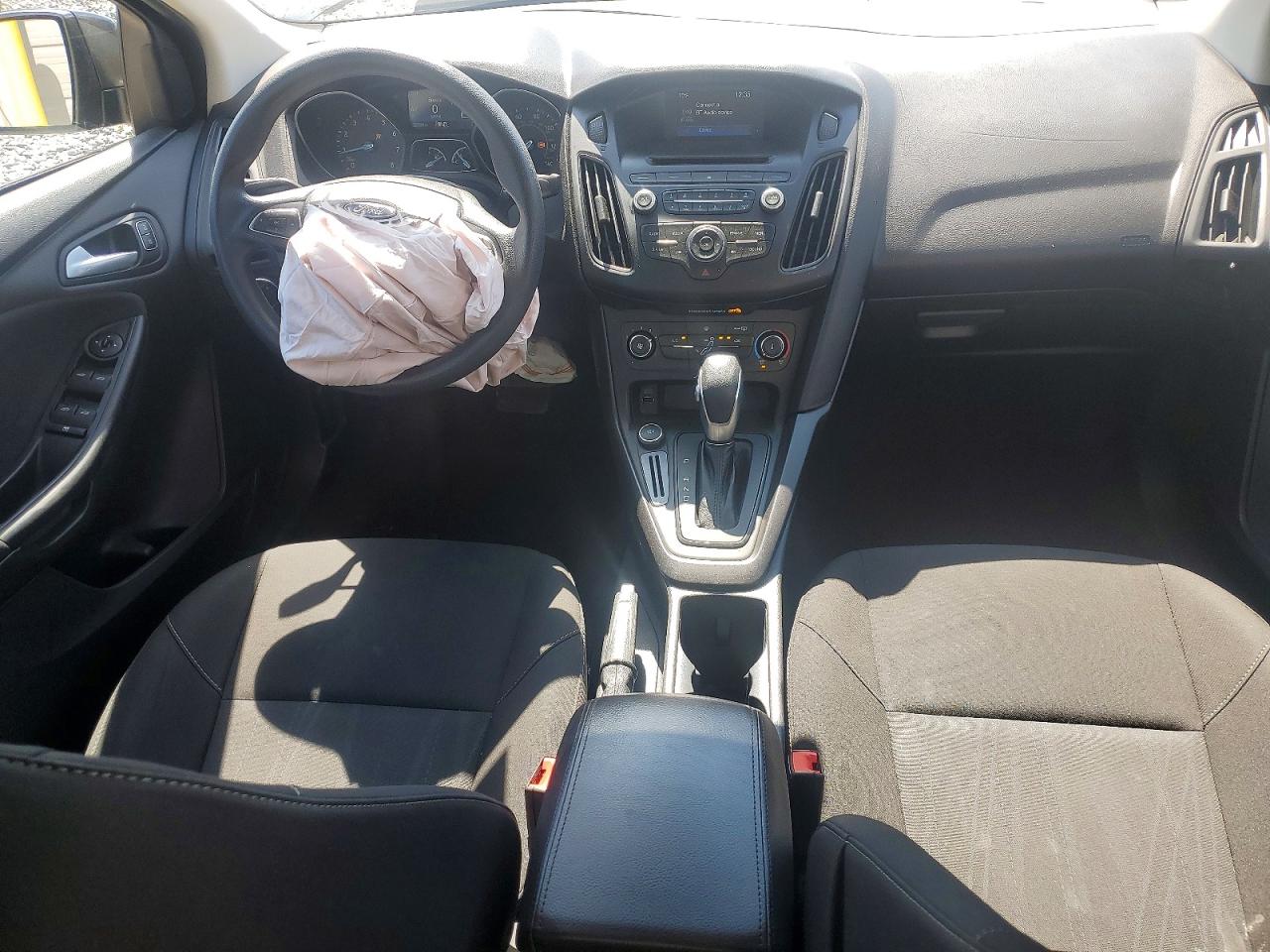 2017 FORD FOCUS SE photo 15