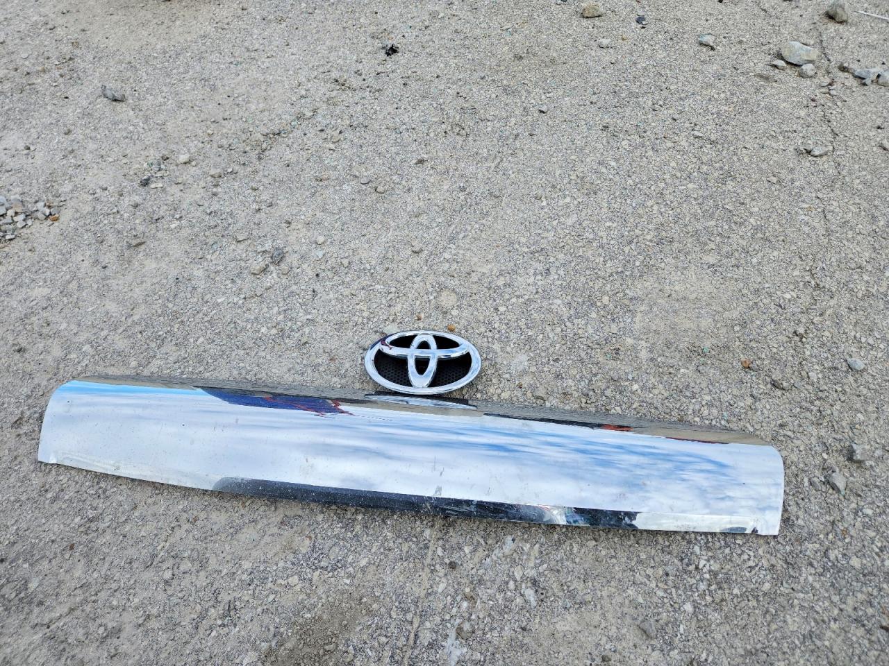 2014 TOYOTA RAV4 XLE photo 25