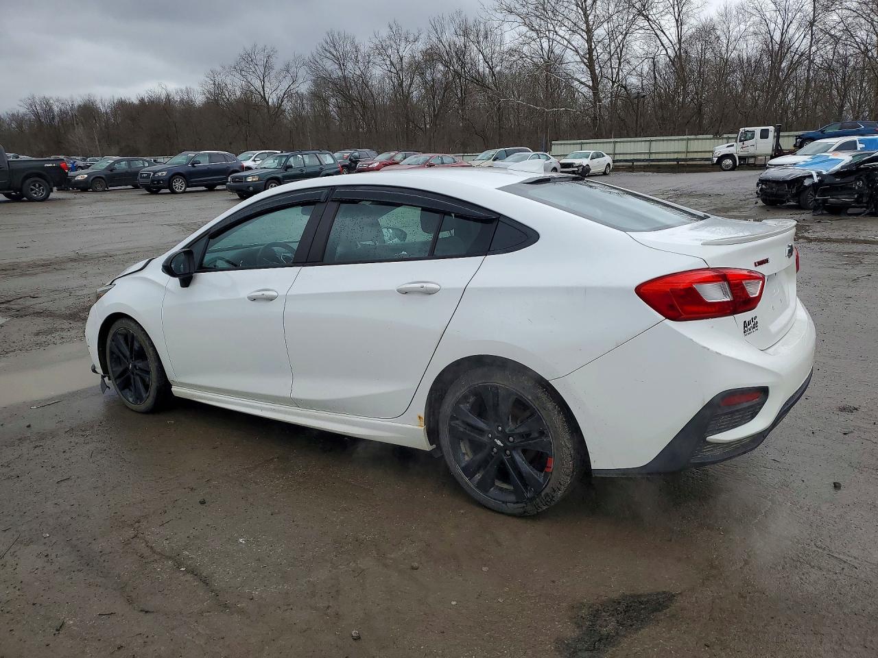 2017 CHEVROLET CRUZE LT photo 2