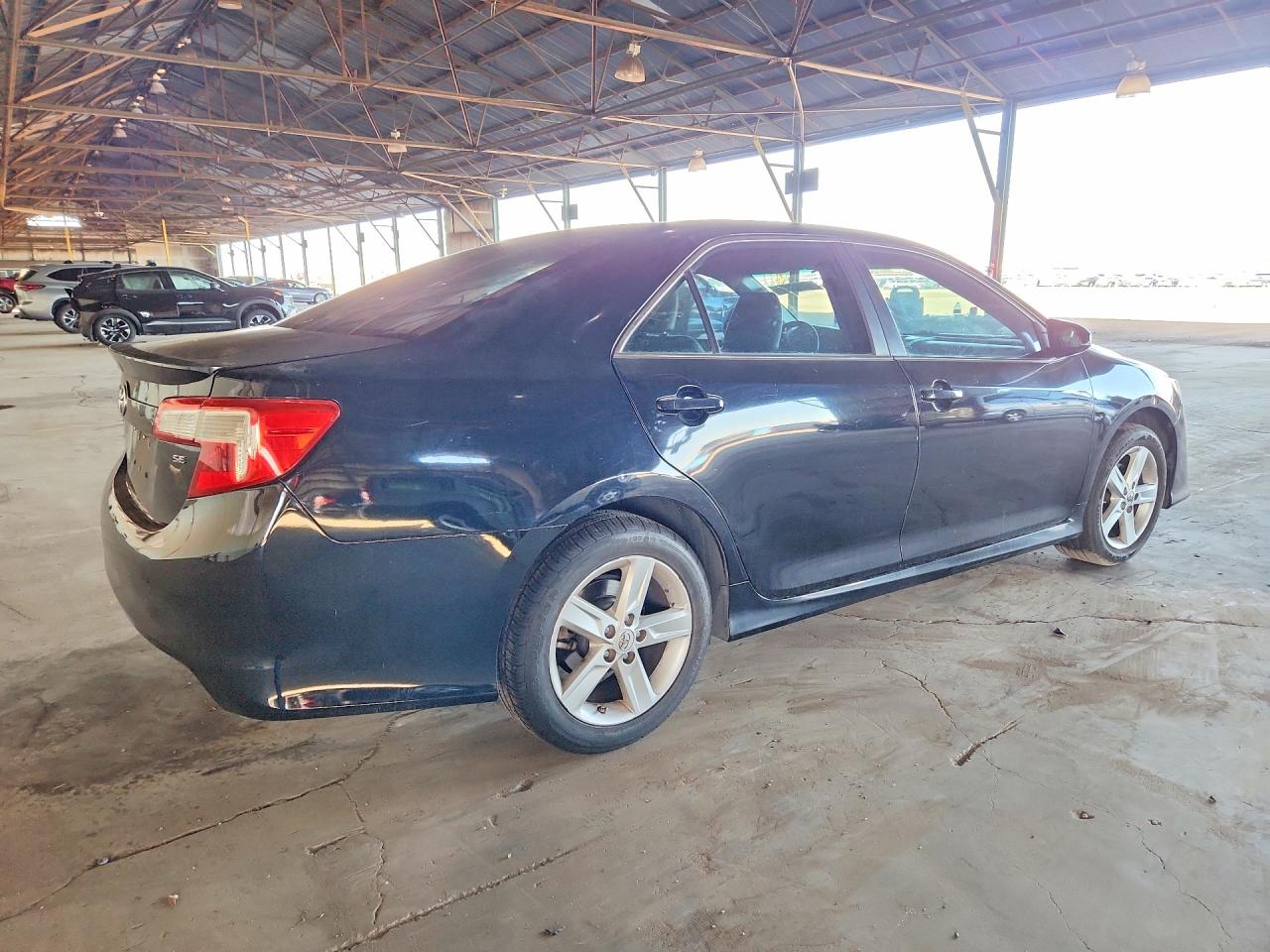 2014 TOYOTA CAMRY SE photo 3