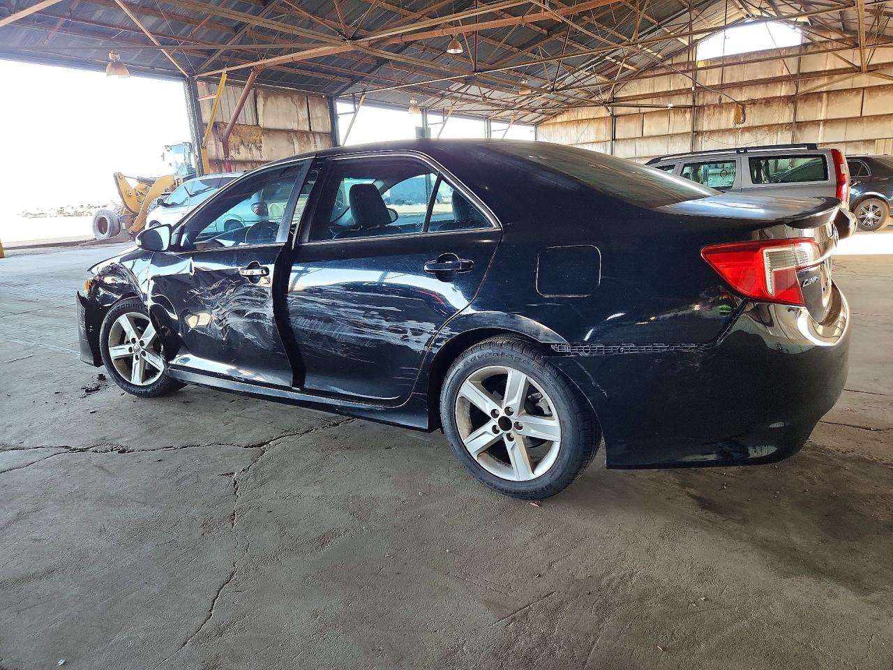 2014 TOYOTA CAMRY SE photo 2