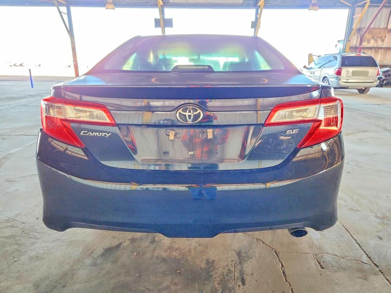 2014 TOYOTA CAMRY SE photo 6