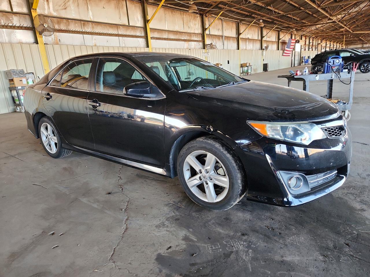 2014 TOYOTA CAMRY SE photo 4