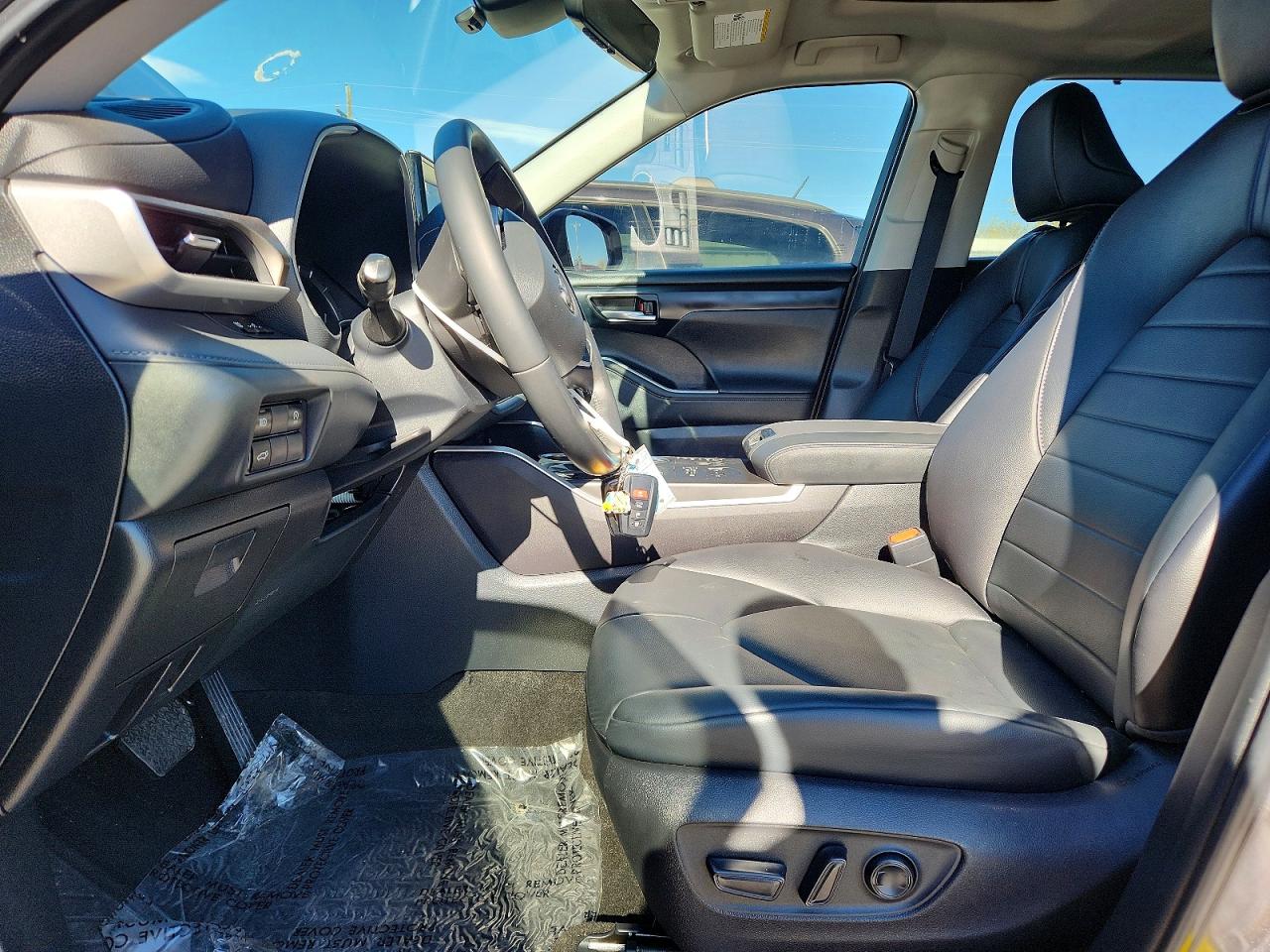 2023 TOYOTA HIGHLANDER XLE photo 13
