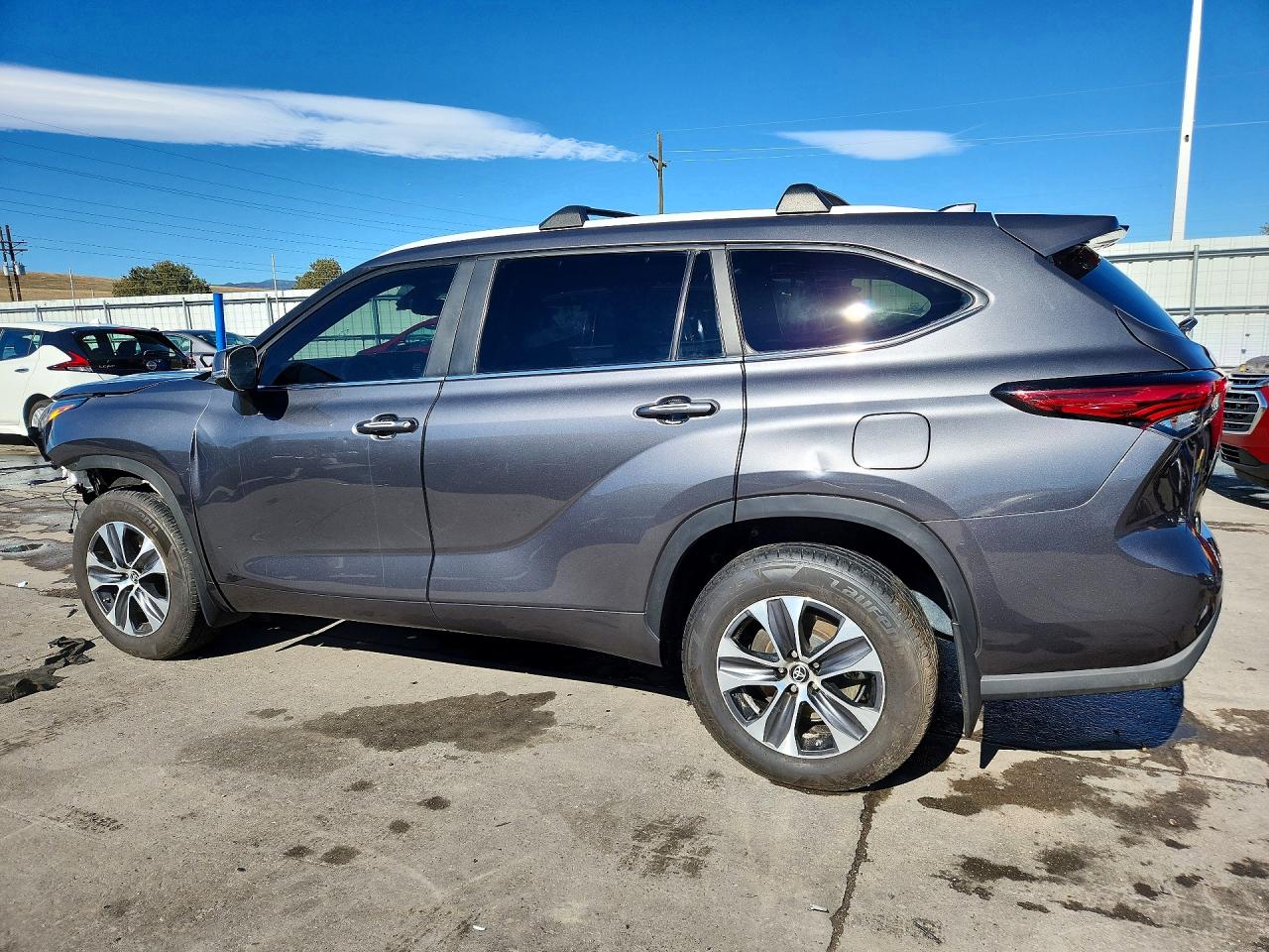 2023 TOYOTA HIGHLANDER XLE photo 3