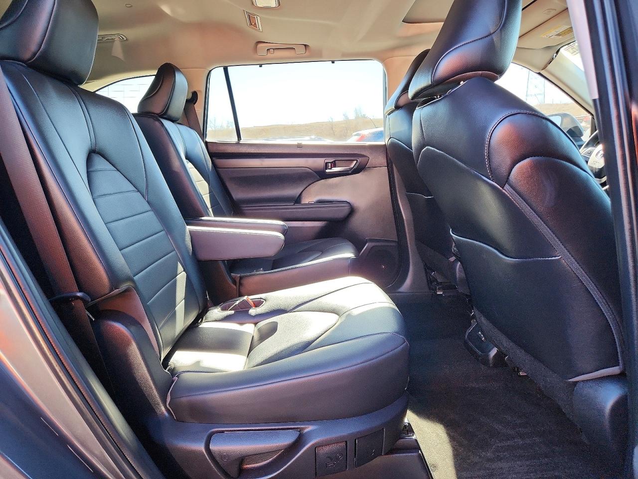 2023 TOYOTA HIGHLANDER XLE photo 21