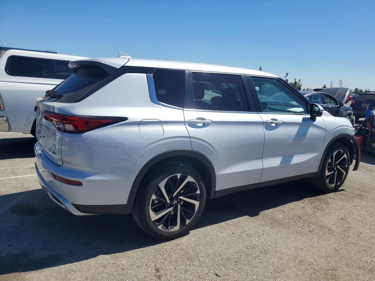 2024 MITSUBISHI OUTLANDER SE photo 5