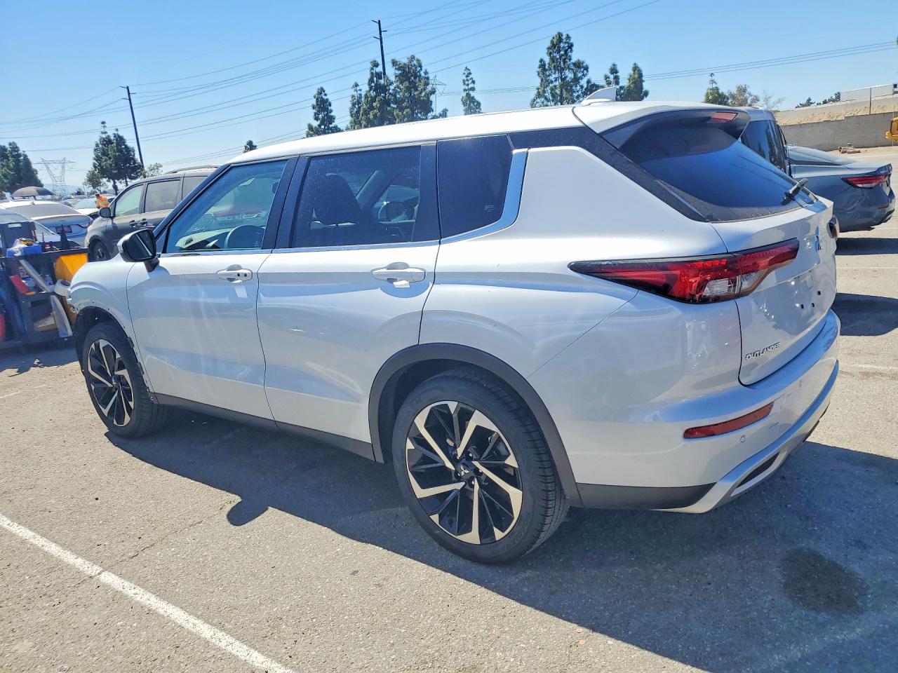 2024 MITSUBISHI OUTLANDER SE photo 3