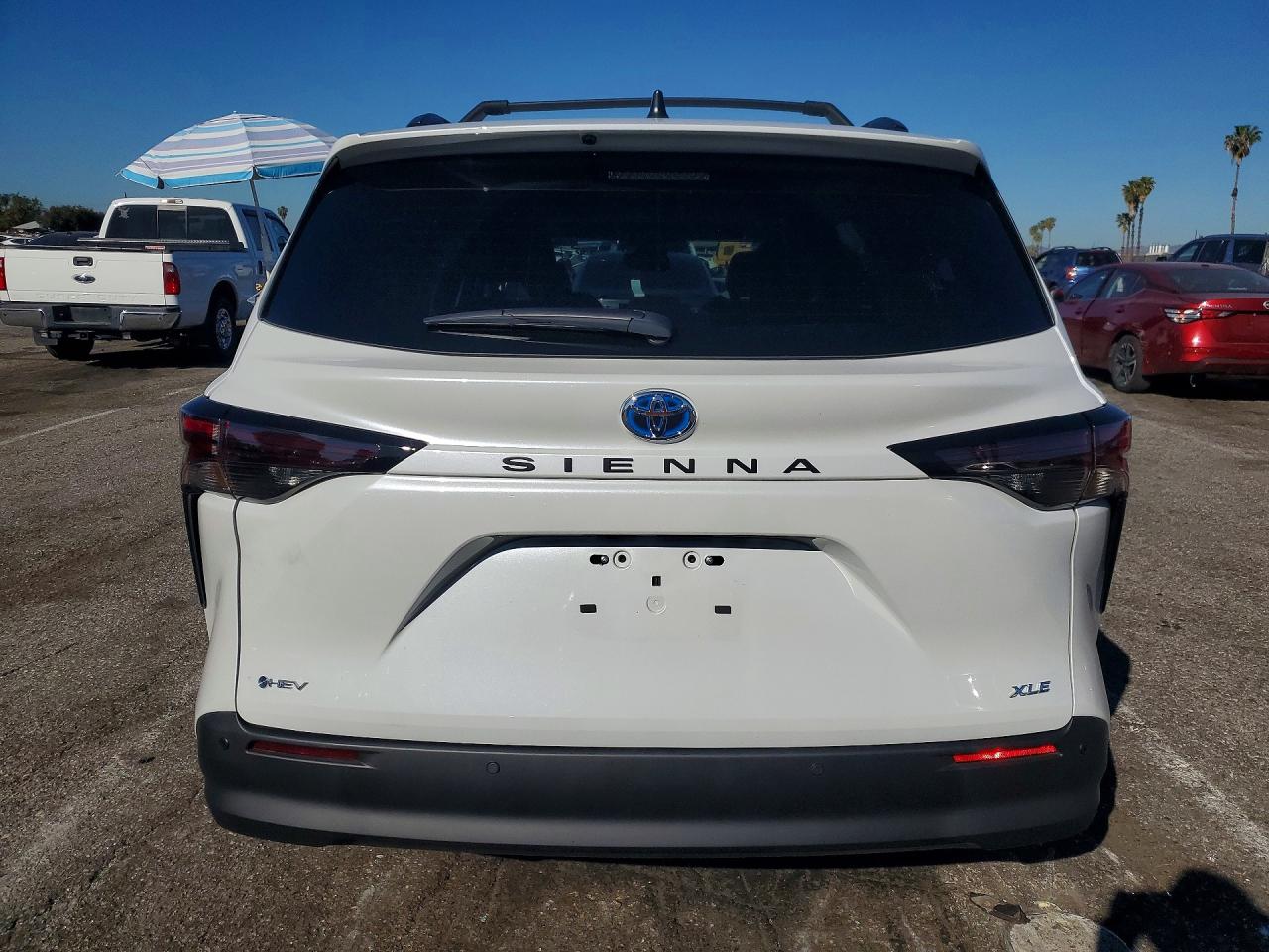 2025 TOYOTA SIENNA XLE 8-PASSENGER photo 11