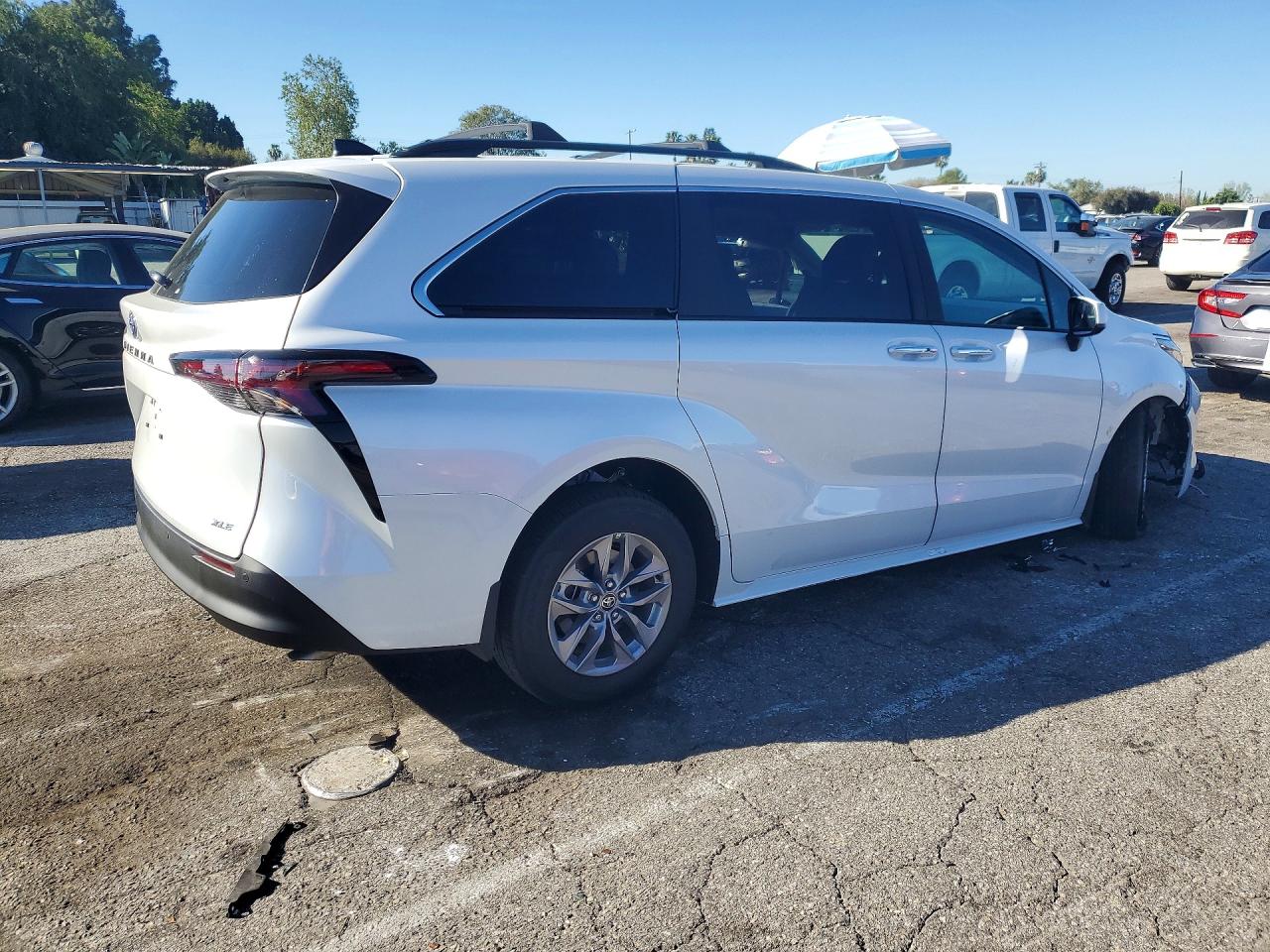 2025 TOYOTA SIENNA XLE 8-PASSENGER photo 5