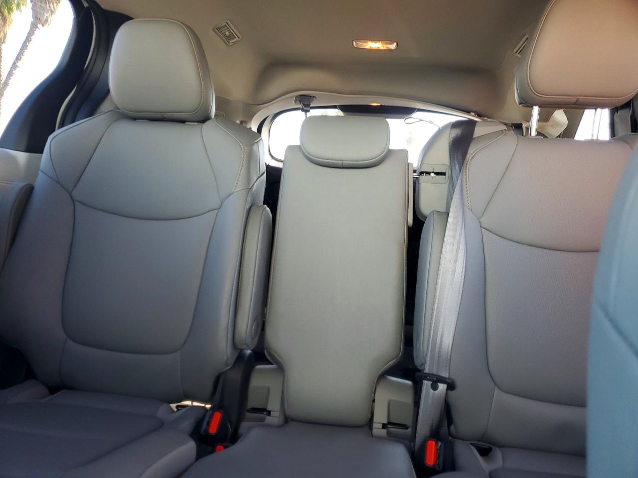 2025 TOYOTA SIENNA XLE 8-PASSENGER photo 19